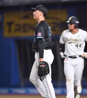 　５回、西野に勝ち越しの右前適時打を打たれた田中晴。後方は次打者の頓宮（撮影・開出牧）