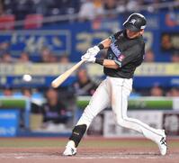 　４回、逆転の中前２点適時打を放つ高部（撮影・開出牧）