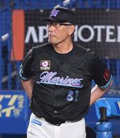 　７回、投手交代を告げる吉井監督（撮影・開出牧）