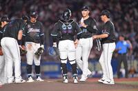 　５回、杉本に四球を与え満塁のピンチを迎えた田中晴（右から２人目）＝撮影・開出牧