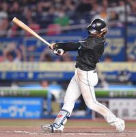 　８回、中前打を放ち猛打賞の藤原（撮影・開出牧）