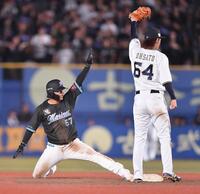 　９回、二盗に失敗した代走・小川（左）。遊撃手・大里（撮影・開出牧）