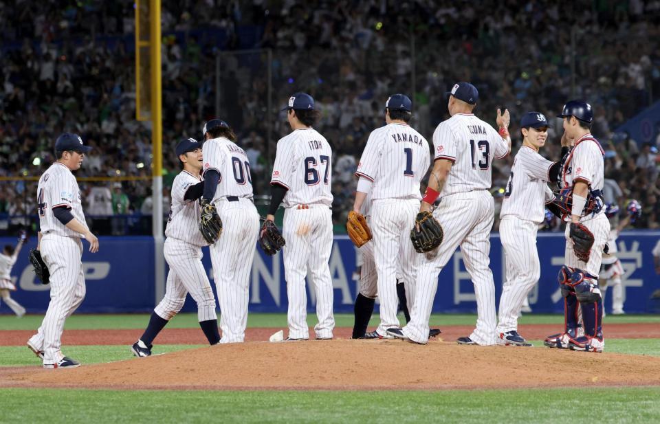 　巨人に勝利しタッチを交わすヤクルトナイン