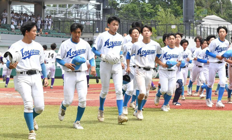 　麻布高に敗れた二岡（左から３人目）ら青山学院ナイン（撮影・持木克友）
