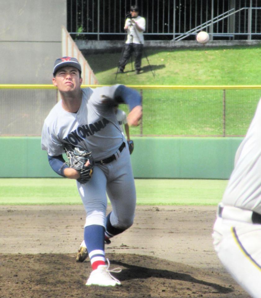 　先発した横浜の奥村頼
