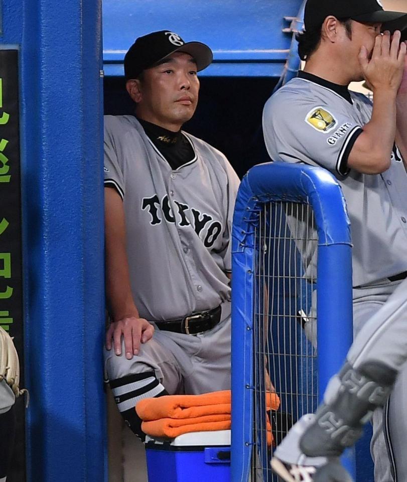 　３回、泉口のスリーバント失敗に、ベンチでぶぜんとした表情の阿部監督＝１７日