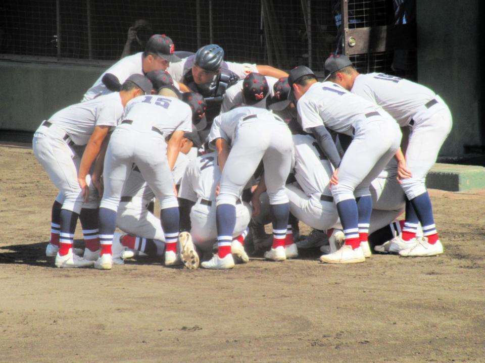 　試合前に円陣を組む横浜ナイン