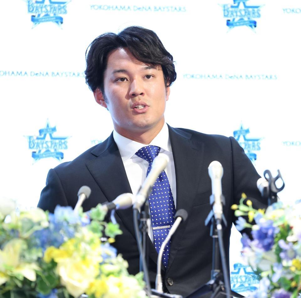 　入団を発表する藤浪（撮影・金田祐二）