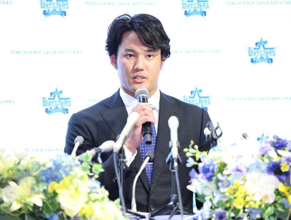 　入団を発表する藤浪（撮影・金田祐二）