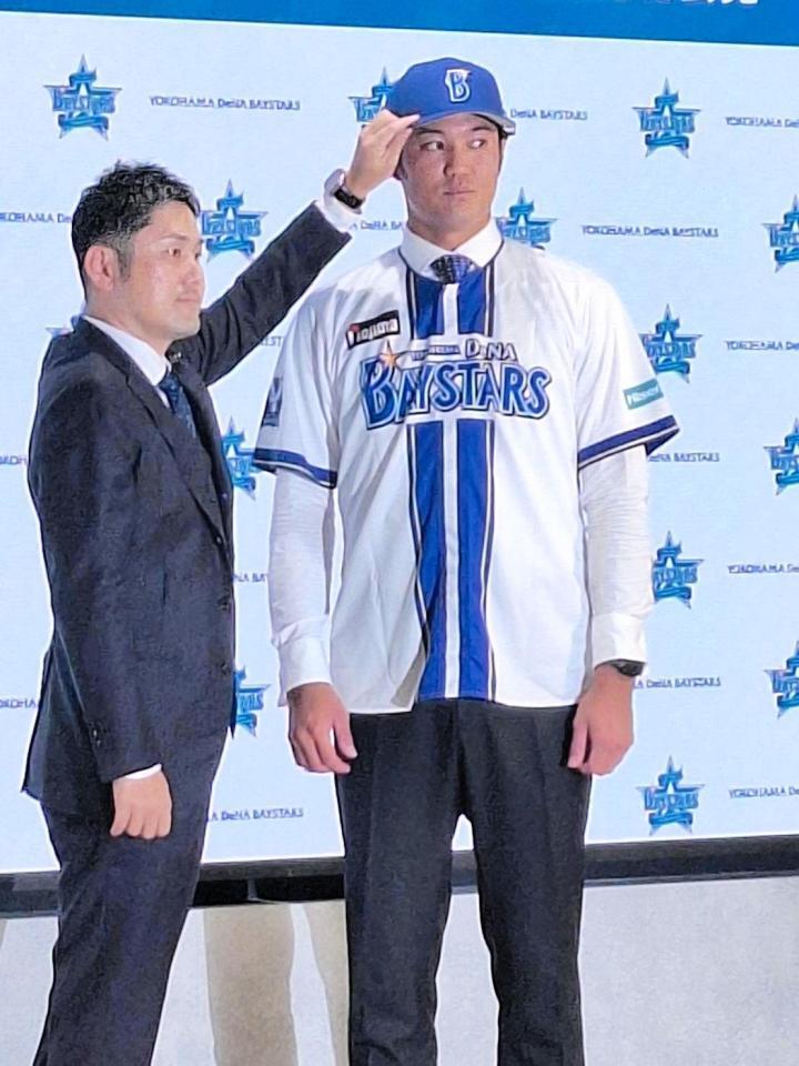 　入団会見に臨んだ藤浪（右）