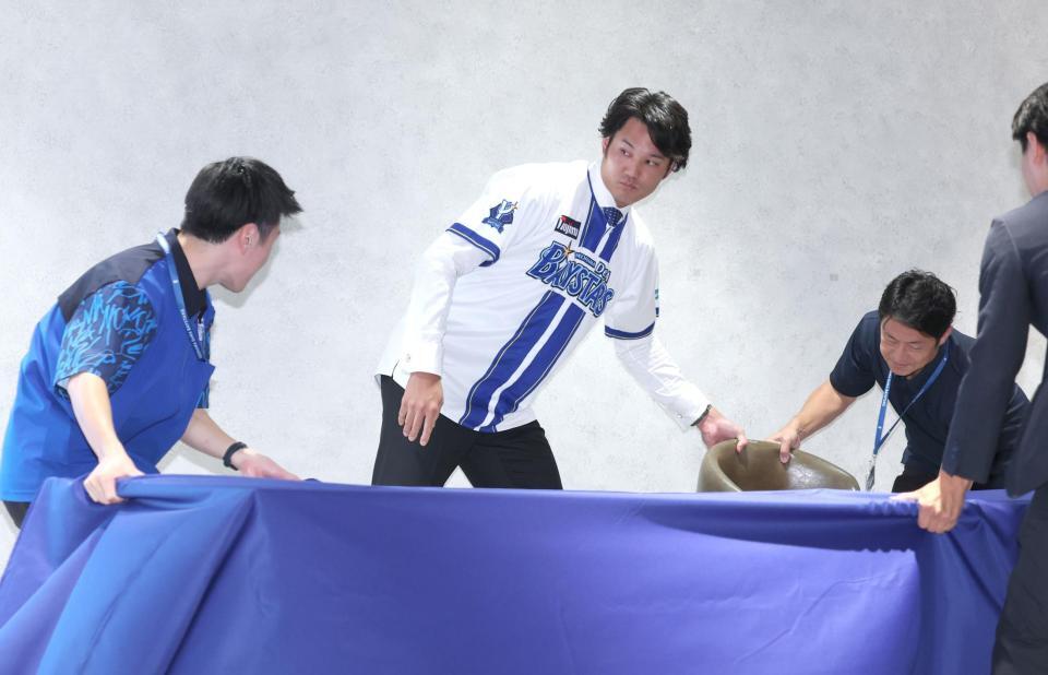 　フォトセッションの準備を手伝う藤浪（撮影・金田祐二）