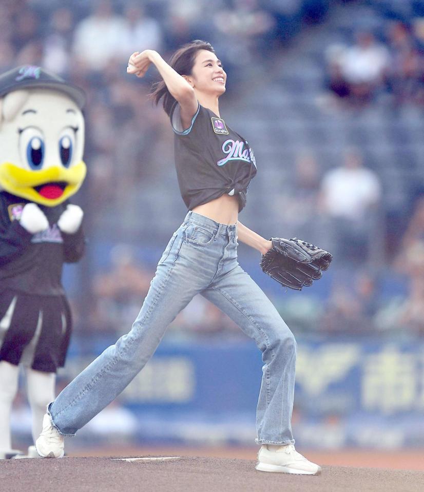 　始球式を務める佐藤晴美（撮影・開出牧）