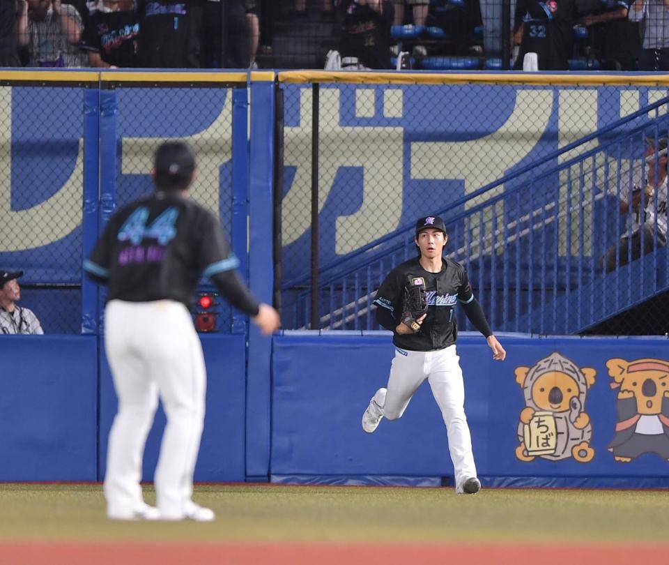 　６回、若月の右飛を好捕し、アウトカウントを間違えてライトスタンドのファンにボールを投げた藤原（後方）＝撮影・開出牧