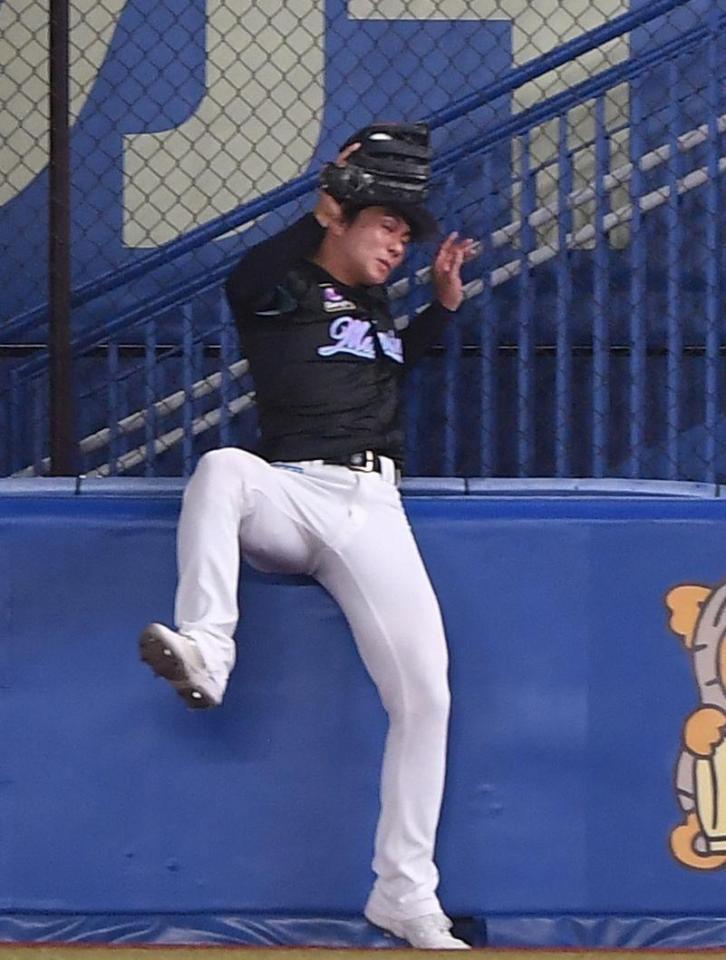 　６回，若月の右飛を好捕しフェンスに激突する藤原（撮影・開出牧）