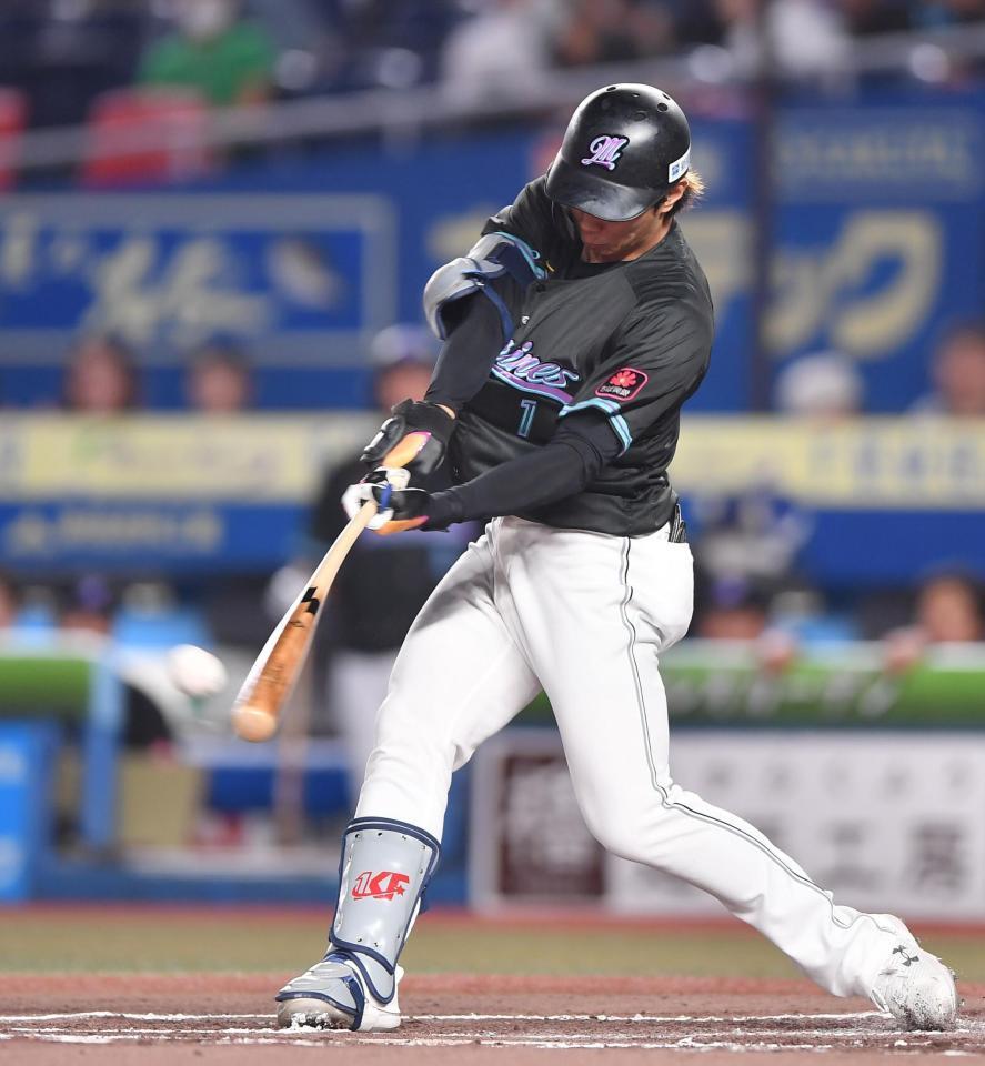 　６回、右前打を放つ藤原（撮影・開出牧）