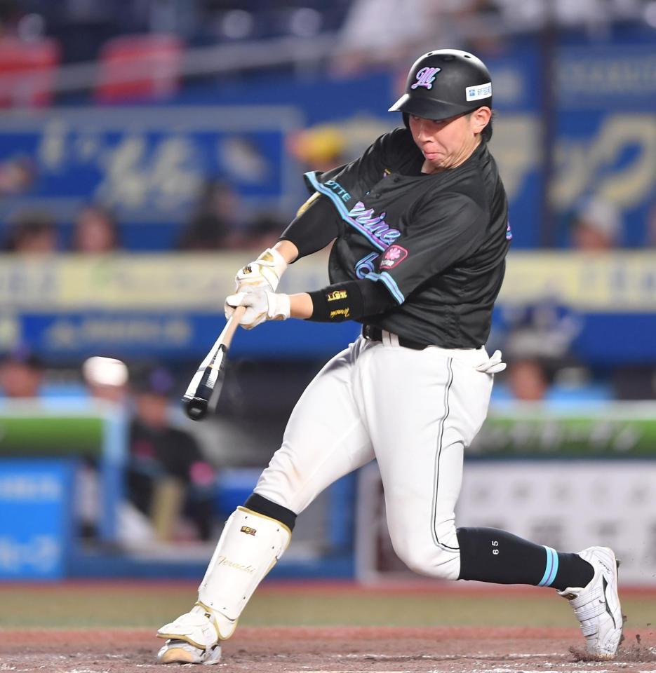 　４回、中前打を放つ寺地（撮影・開出牧）