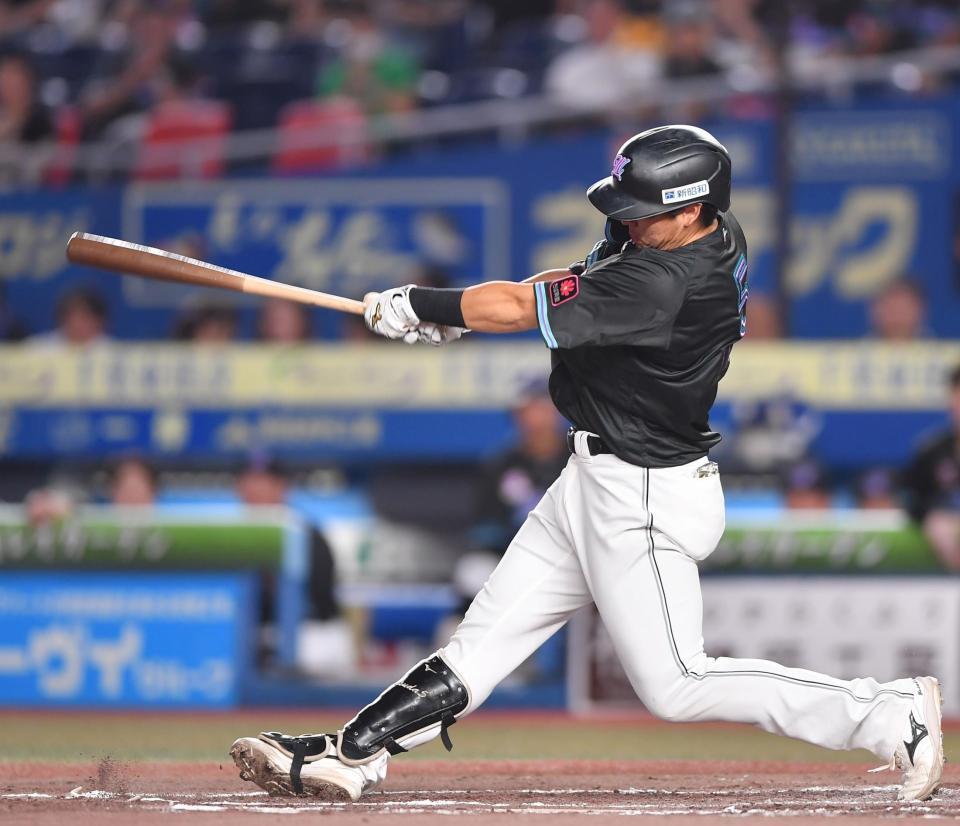 　６回、同点の右前適時打を放つ安田（撮影・開出牧）