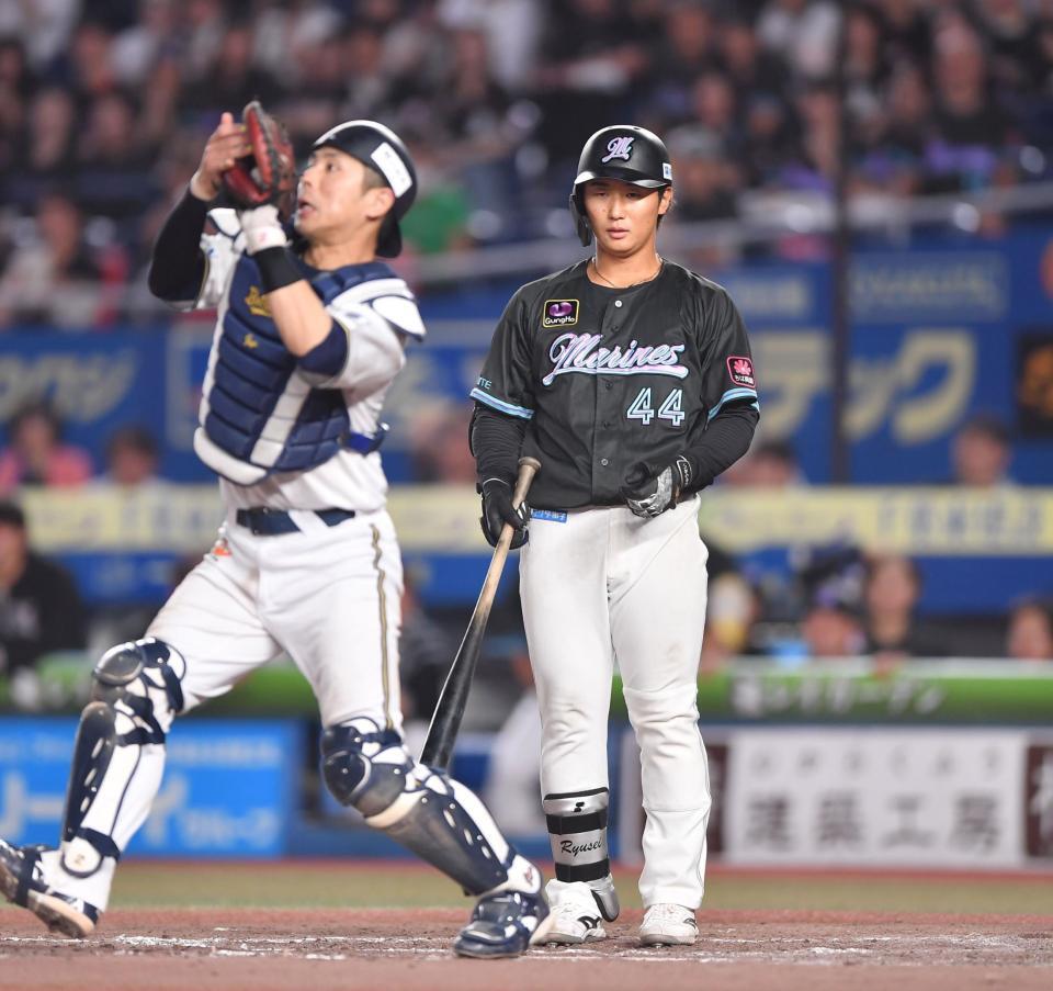 　９回、送りバントを試みるも捕邪飛に倒れた宮崎（後方）。捕手・若月（撮影・開出牧）