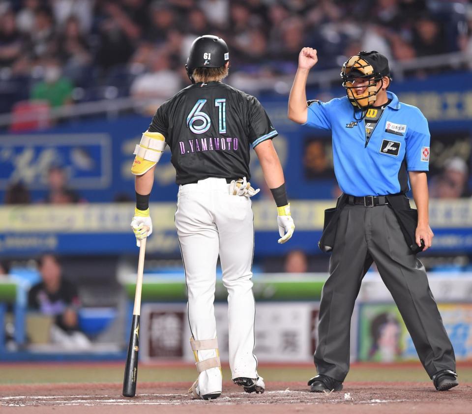 　８回、ワンバウンドした球を空振りし、三振を喫した山本（撮影・開出牧）