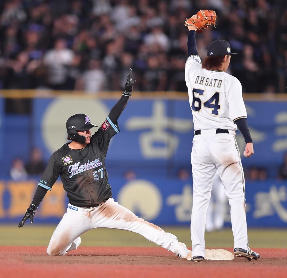 　９回、二盗に失敗した代走・小川（左）。遊撃手・大里（撮影・開出牧）