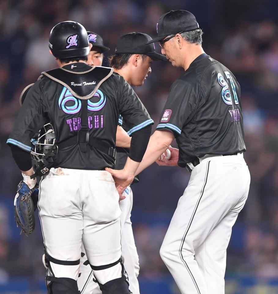 　１０回から登板した鈴木（中央）はオリックス打線に打ち込まれ降板する。右は投手交代を告げた吉井監督（撮影・開出牧）