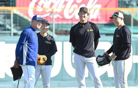 　阪神最終年の２０２２年、グラウンドで談笑する（右から）藤浪と糸原