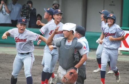 　サヨナラ勝ちに歓喜する西村（左から２人目）ら京都国際ナイン（撮影・北村孝紀）
