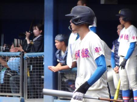 　ネクストバッターズサークルで戦況を見守る花咲徳栄・田島