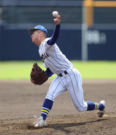 　６回１イニングに登板した健大高崎・佐藤龍月（撮影・佐々木彰尚）