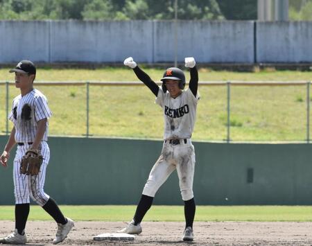 　４回、適時二塁打を放ちガッツポーズを見せる広島工・木村