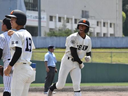 　４回、中前適時打を放ちガッツポーズを見せる広島工・菊川