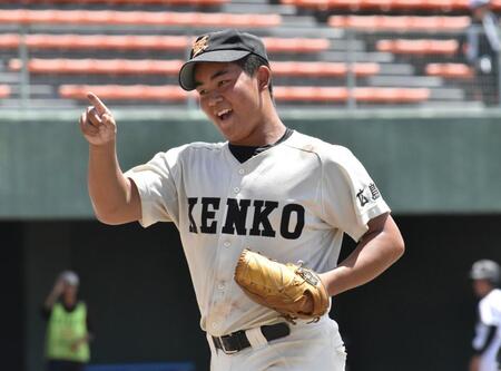 　五回のピンチをしのぎ、笑顔を見せる広島工・有井