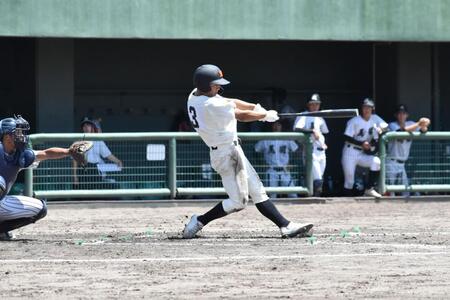 　８回、適時二塁打を放つ広島工・本多