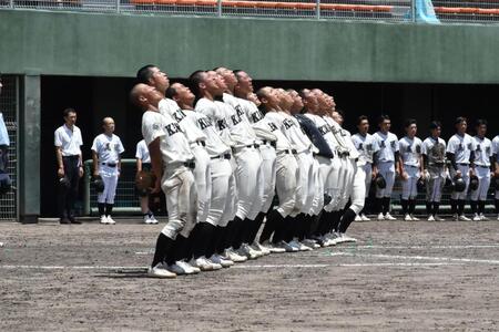 　校歌を歌う広島工ナイン