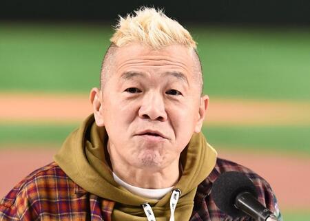 【動画】人気タレントが始球式で神対応！投球後、プレート＆足場をマイブラシで整地　ネットも「礼儀正しすぎる」