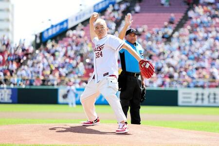 　始球式を務めたウド鈴木（楽天野球団提供）