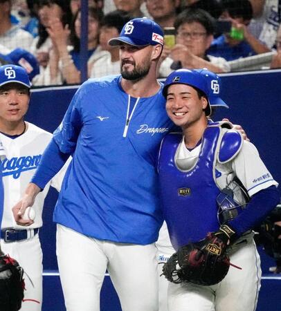 　６回２失点で３勝目を挙げ、捕手・石伊と喜ぶマラー