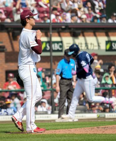 　３回日本ハム無死、レイエス（奥）に本塁打を浴びた楽天・古謝＝楽天モバイルパーク