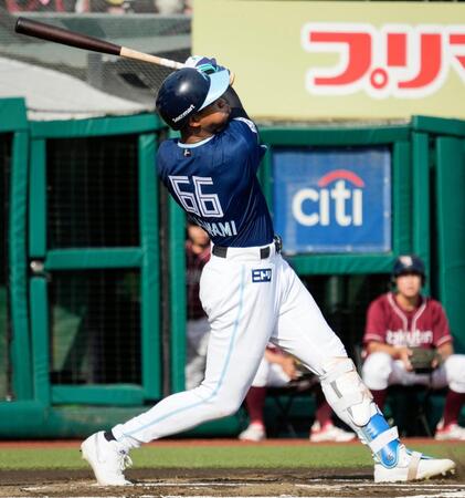 　６回、万波が左越えに本塁打を放つ