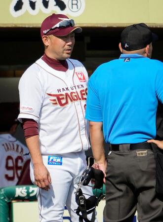 　５回途中、投手交代を告げる三木監督