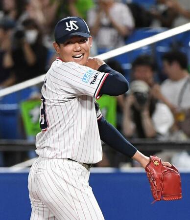 　７回を３安打無失点に抑え笑顔を見せる奥川（撮影・佐藤厚）