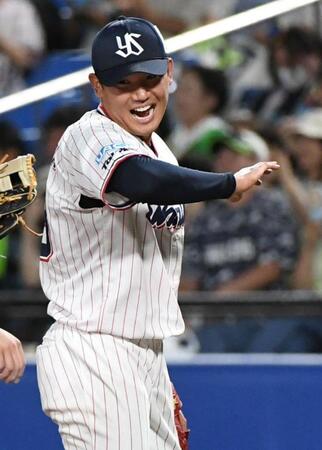 　７回を３安打無失点に抑え笑顔を見せる奥川（撮影・佐藤厚）