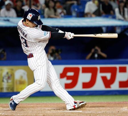 　５回、内山が左翼線に適時二塁打を放つ