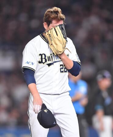 　５回にロッテ打線に捕まり３点を失いグラブで顔を覆う九里（撮影・開出牧）