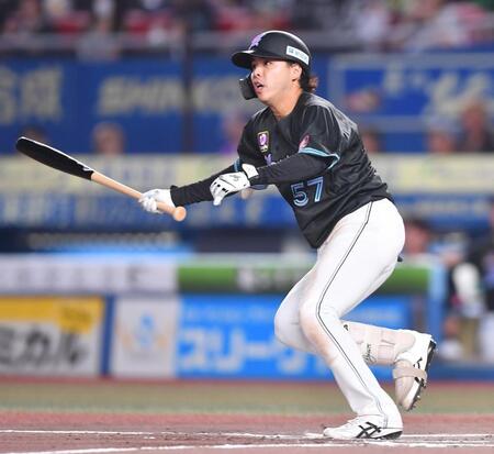 　６回、左前適時打を放つ小川（撮影・開出牧）