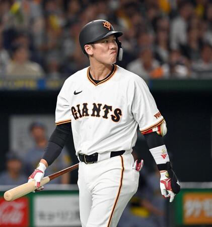 　１０回、空振り三振に倒れた代打・坂本