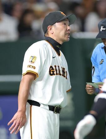 　９回、投手交代を告げる阿部監督（撮影・西岡正）