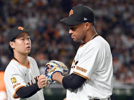 　山崎（左）とタッチを交わすマルティネス