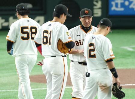 　１１回、船迫をマウンドから降ろし厳しい表情の阿部監督（撮影・金田祐二）