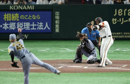 　１０回、空振り三振に倒れる代打・坂本（撮影・金田祐二）